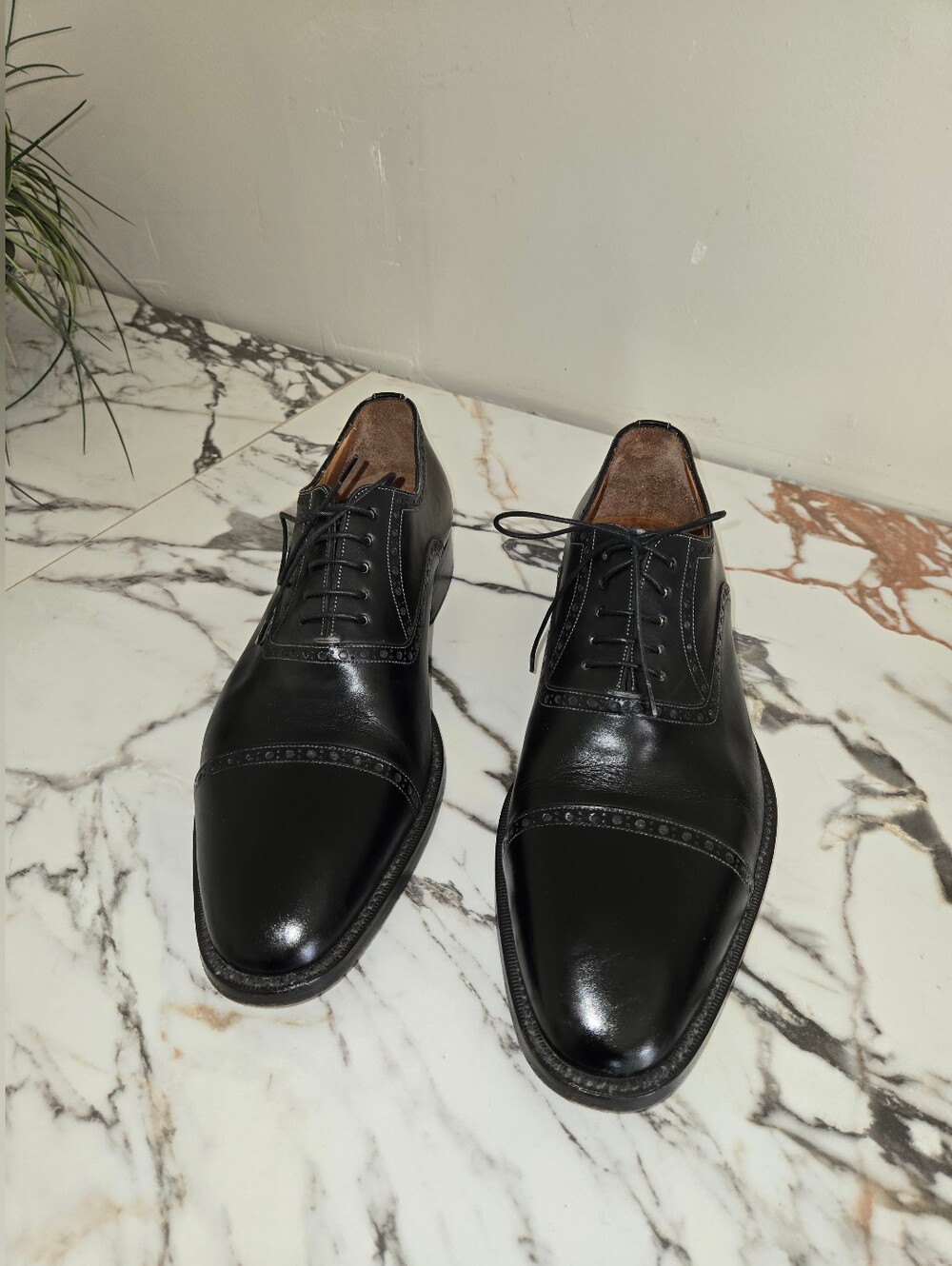 Santoni Mens Oxford Black Shoes, Size 10 1/2 EE, retails for $1,300.00
